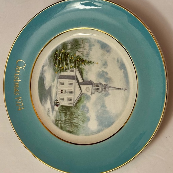 Vintage Avon Wedgwood 1974 Christmas Plate, Country Church Collectible - Picture 5 of 15